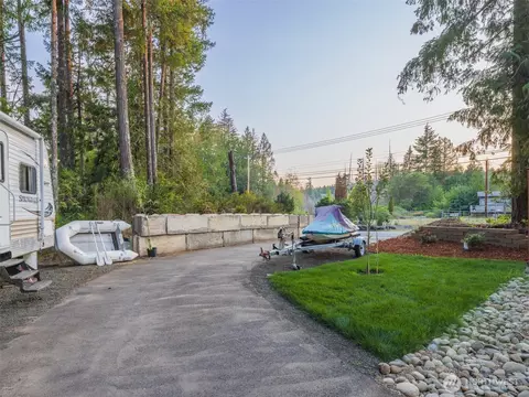 Exterior - 5440 E Grapeview Loop Rd, Allyn, WA 98524 photo 5 of 12