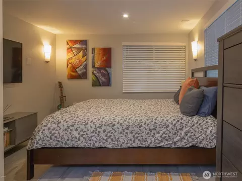 Bedroom - 5440 E Grapeview Loop Rd, Allyn, WA 98524 photo 2 of 3