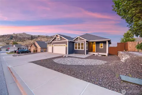 444 Hilltop Pl, Chelan, WA 98816