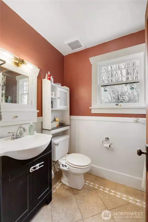 Bath - 1730 Hillcrest Ave, Enumclaw, WA 98022 photo 1 of 2