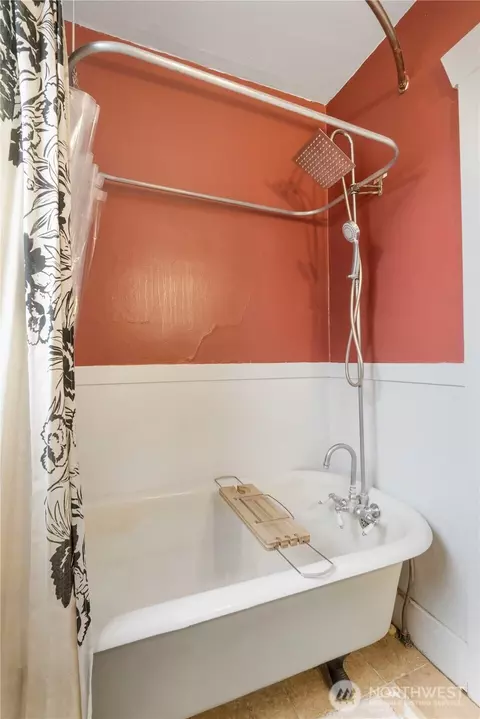 Bath - 1730 Hillcrest Ave, Enumclaw, WA 98022 photo 2 of 2