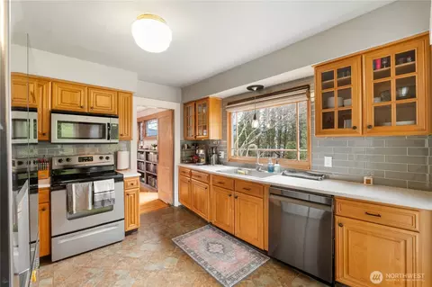 Kitchen - 1730 Hillcrest Ave, Enumclaw, WA 98022 photo 2 of 2