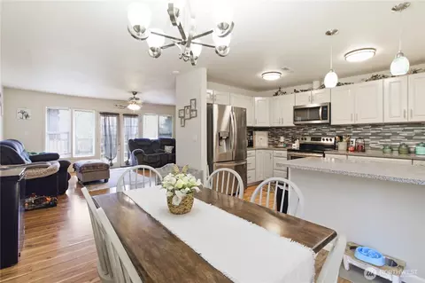 Dining - 421 Mcadams Rd E, Longview, WA 98632 photo 1 of 2