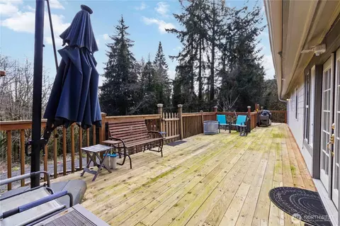 Exterior - 421 Mcadams Rd E, Longview, WA 98632 photo 4 of 5