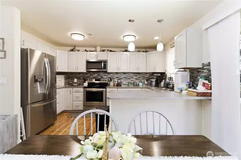 Kitchen - 421 Mcadams Rd E, Longview, WA 98632 photo 4 of 4