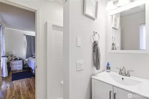 Bath - 421 Mcadams Rd E, Longview, WA 98632 photo 3 of 3
