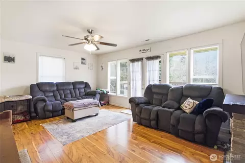 Living - 421 Mcadams Rd E, Longview, WA 98632 photo 3 of 4