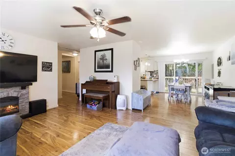Living - 421 Mcadams Rd E, Longview, WA 98632 photo 2 of 4