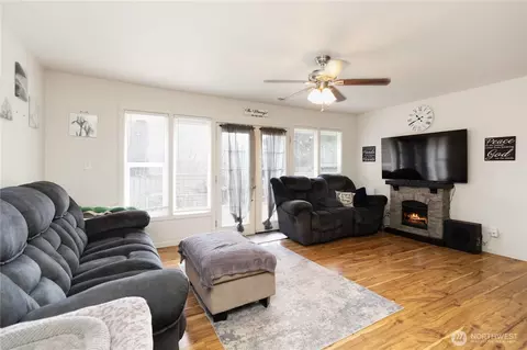 Living - 421 Mcadams Rd E, Longview, WA 98632 photo 4 of 4