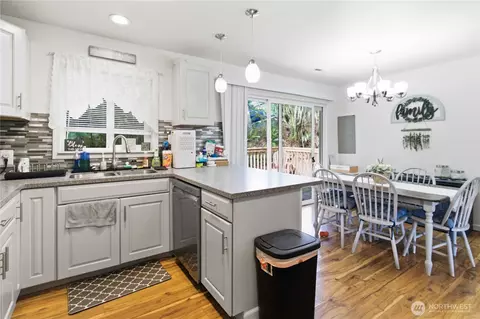 Kitchen - 421 Mcadams Rd E, Longview, WA 98632 photo 2 of 4