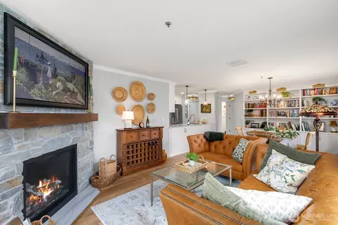 609 7th N #B304, Edmonds, WA 98020
