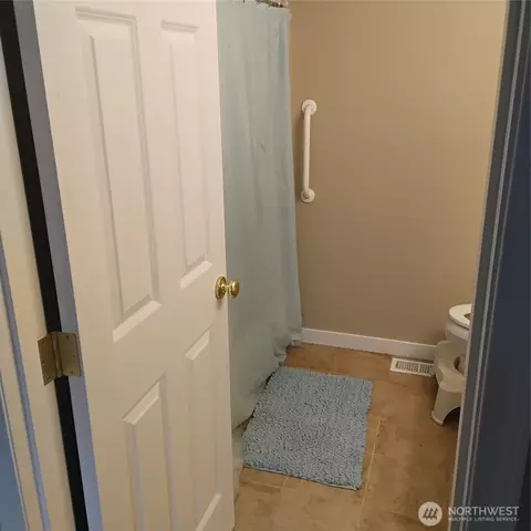 Bath - 308 Callendar St NW, Orting, WA 98360 photo 3 of 3