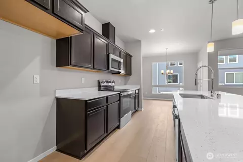 Kitchen - 7027 Rainier Dr #E, Everett, WA 98203 photo 2 of 5