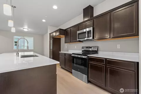 Kitchen - 7027 Rainier Dr #E, Everett, WA 98203 photo 4 of 5