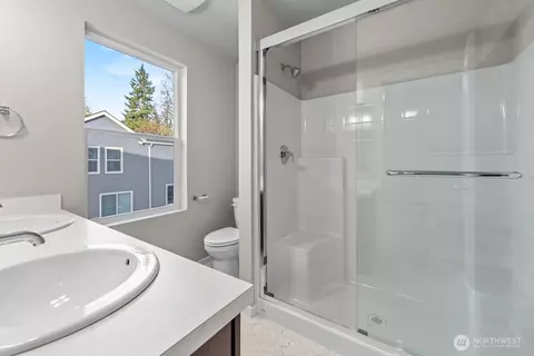 Bath - 7027 Rainier Dr #E, Everett, WA 98203 photo 3 of 3