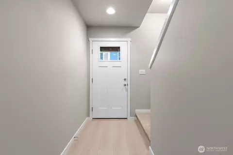 Entry Way - 7027 Rainier Dr #E, Everett, WA 98203 photo 2 of 2