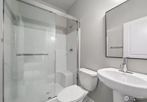 Bath - 7027 Rainier Dr #E, Everett, WA 98203 photo 1 of 3