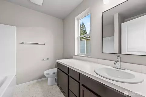 Bath - 7027 Rainier Dr #E, Everett, WA 98203 photo 2 of 3