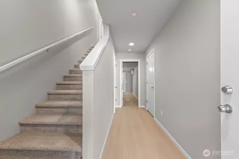 Entry Way - 7027 Rainier Dr #E, Everett, WA 98203 photo 1 of 2
