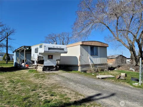 217 S Oak Ave, Warden, WA 98857