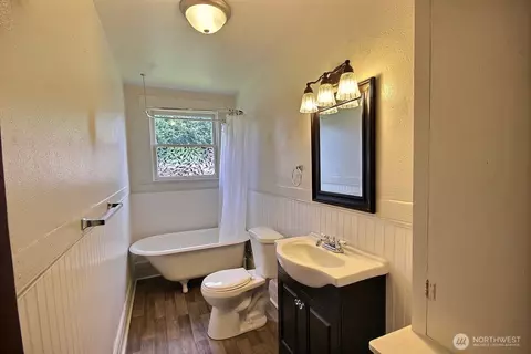 Bath - 414 Sumner Ave, Sumner, WA 98390 photo 1 of 3