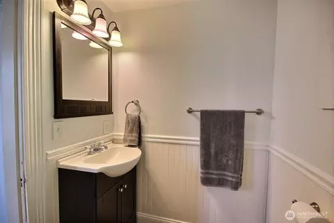 Bath - 414 Sumner Ave, Sumner, WA 98390 photo 3 of 3