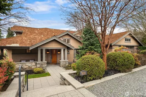 9100 NE 42nd St, Yarrow Point, WA 98004