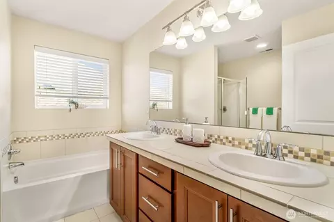 Bath - 3933 178th Pl SE, Bothell, WA 98012 photo 2 of 4