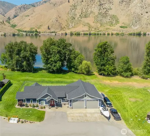 24 Moser Ln, Orondo, WA 98843