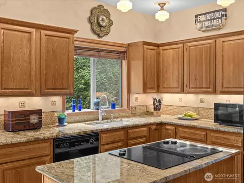 Kitchen - 19607 110th Pl NE, Bothell, WA 98011 photo 7 of 8