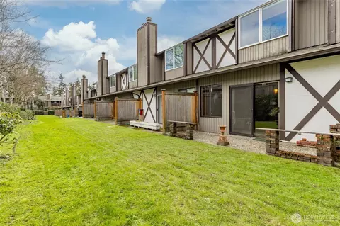 317 SW 112th St #302, Seattle, WA 98146