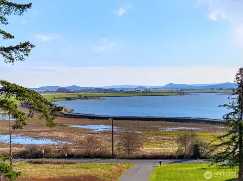 5 Bayside Terrace Dr, Mount Vernon, WA 98273