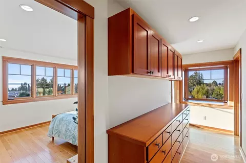 Entry Way - 647 9th Ave N, Edmonds, WA 98020 photo 2 of 2