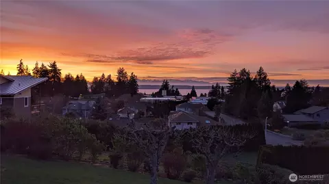 View/Area - 647 9th Ave N, Edmonds, WA 98020 photo 1 of 10