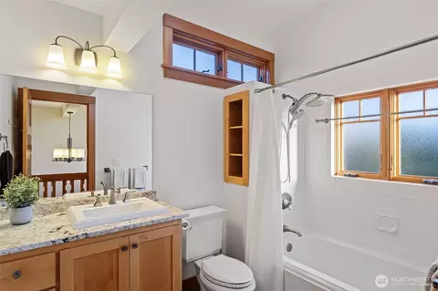 Bath - 647 9th Ave N, Edmonds, WA 98020 photo 4 of 4