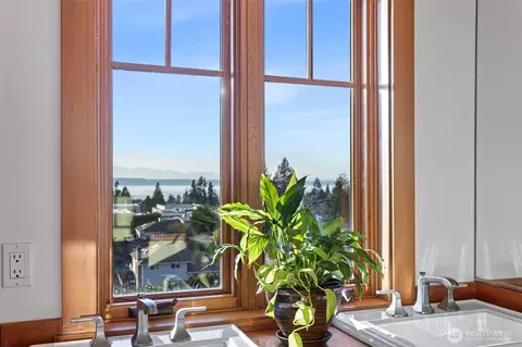 Bath - 647 9th Ave N, Edmonds, WA 98020 photo 3 of 4