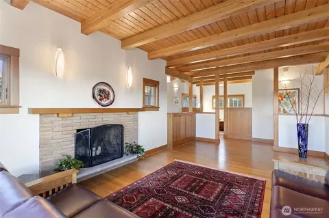Living - 647 9th Ave N, Edmonds, WA 98020 photo 2 of 3