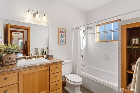 Bath - 647 9th Ave N, Edmonds, WA 98020 photo 1 of 4