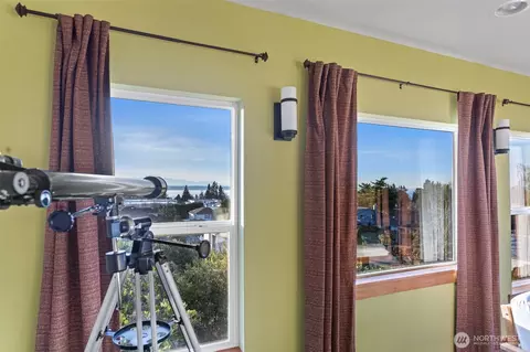 View/Area - 647 9th Ave N, Edmonds, WA 98020 photo 5 of 10