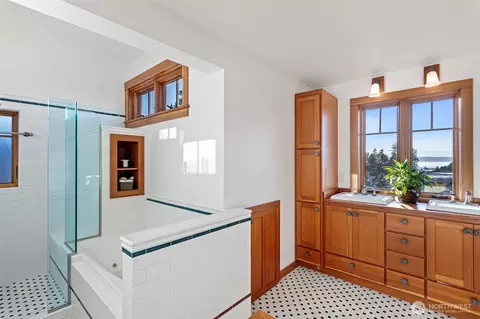 Bath - 647 9th Ave N, Edmonds, WA 98020 photo 2 of 4