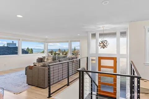 Entry Way - 712 Alder St, Edmonds, WA 98020 photo 3 of 3