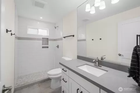 Bath - 712 Alder St, Edmonds, WA 98020 photo 4 of 4
