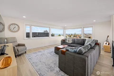 Living - 712 Alder St, Edmonds, WA 98020 photo 1 of 2