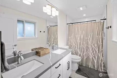 Bath - 712 Alder St, Edmonds, WA 98020 photo 1 of 4