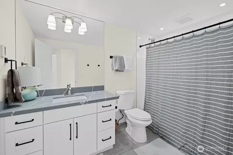 Bath - 712 Alder St, Edmonds, WA 98020 photo 3 of 4