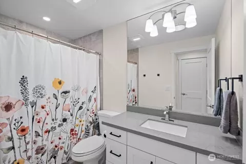 Bath - 712 Alder St, Edmonds, WA 98020 photo 2 of 4