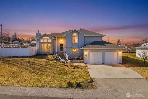 17 Washington Pl, Electric City, WA 99123