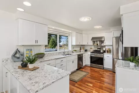 Kitchen - 2370 Mchugh Ave, Enumclaw, WA 98022 photo 1 of 5