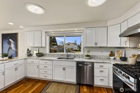 Kitchen - 2370 Mchugh Ave, Enumclaw, WA 98022 photo 3 of 5