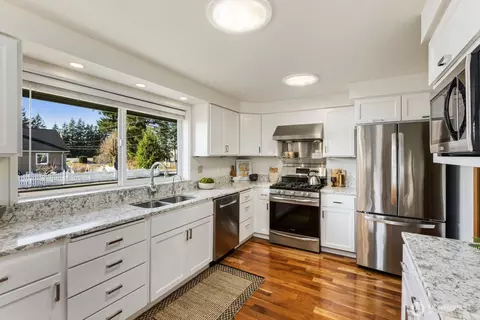 Kitchen - 2370 Mchugh Ave, Enumclaw, WA 98022 photo 2 of 5